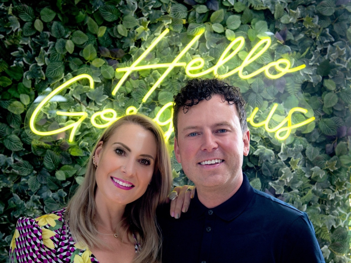 Dr.PAWPAW英國木瓜霜創辦人了幫女兒尋找天然、溫和且有效的潤膚產品，從木瓜果實中發現卓越的修護與保濕力量，結合蘆薈與植物萃取成分，研發出明星產品。