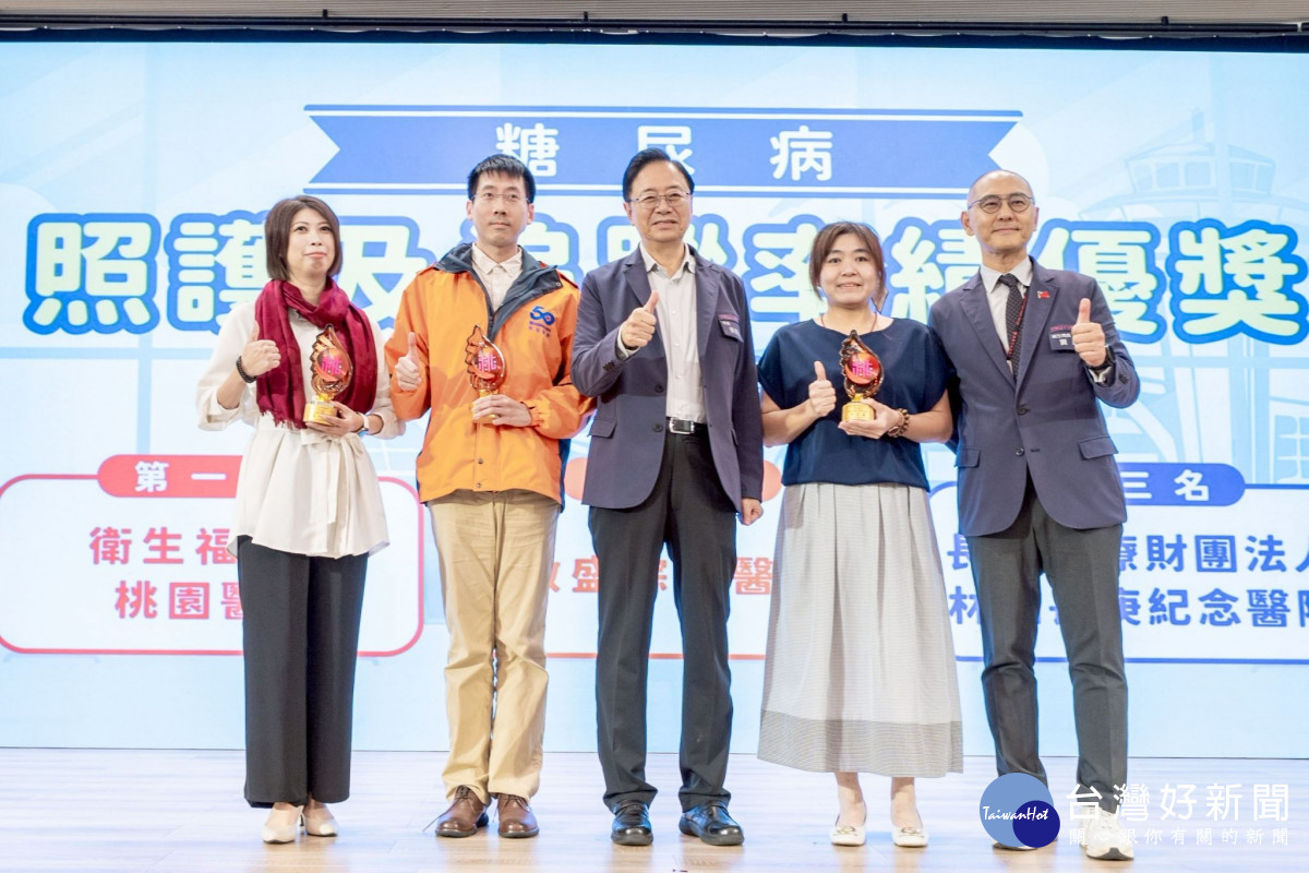 張市長與糖尿病照護及追蹤率績優獎獲獎代表合照。