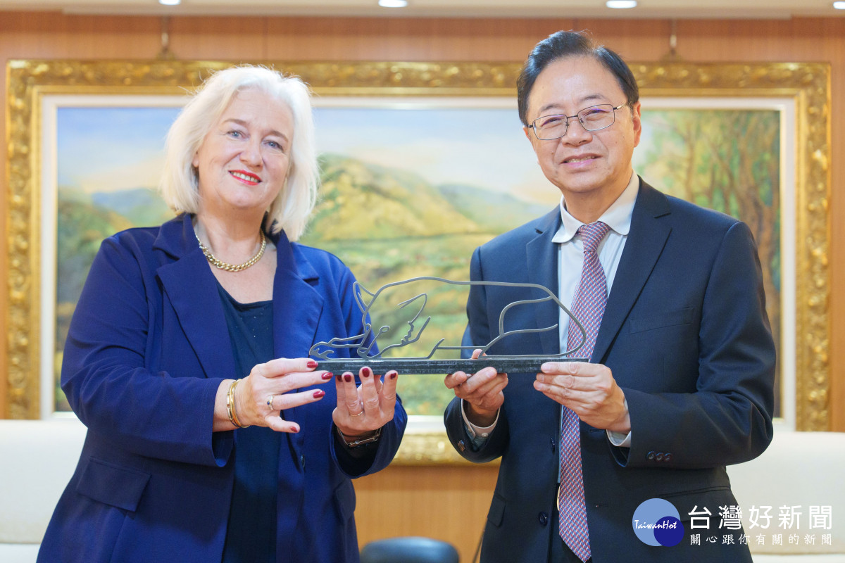 雙方互贈禮品。