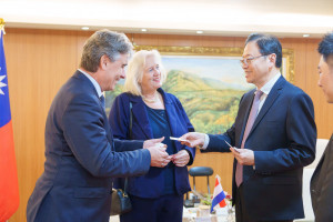 荷蘭哈勒默梅爾市Marianne Schuurmans-Wijdeven市長與荷蘭在台辦事處浦樂施代表訪桃。