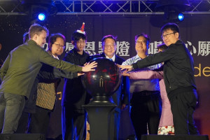 中華大學校長劉維琪攜師長共同啟動點燈儀式。