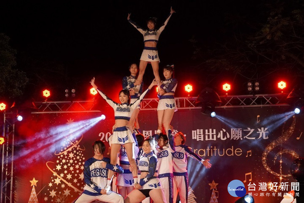 熱力四射的啦啦隊演出,為感恩點燈活動揭開序幕。