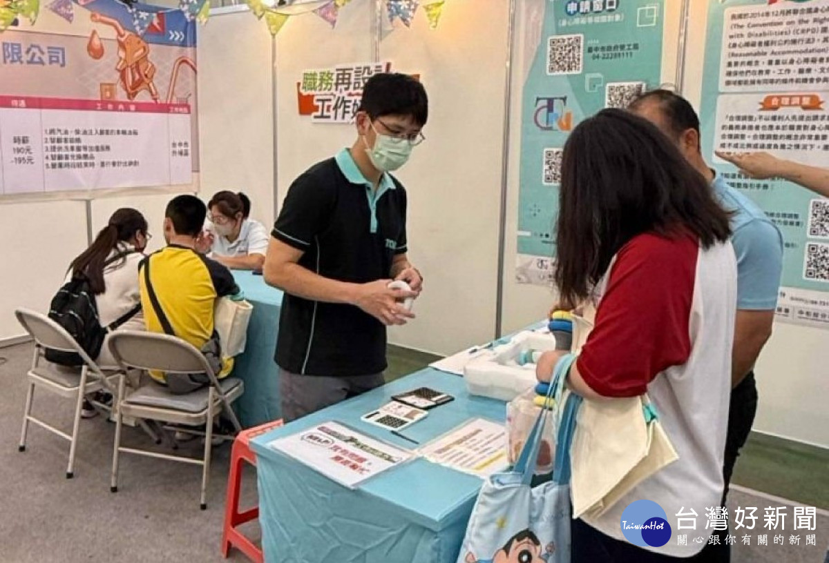 加油者站站長對身心障礙者進行簡易面試及觀察。圖/中彰投分署提供