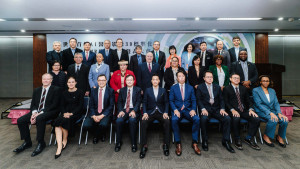 圖為智捷醫學科技AI醫療影像3D標準化暨MR應用成果發表大會合照，第一排右二為經濟部莊銘池主秘，右三為邱志偉委員、右四為智捷孫繼信董事長、右五為總統府代表何志偉副秘書長、右六為衛福部莊人祥次長、右七為外交部政務次長陳明祺。