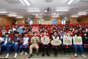 南投縣府在4所學校舉辦道安食安防詐宣導。（縣府提供）