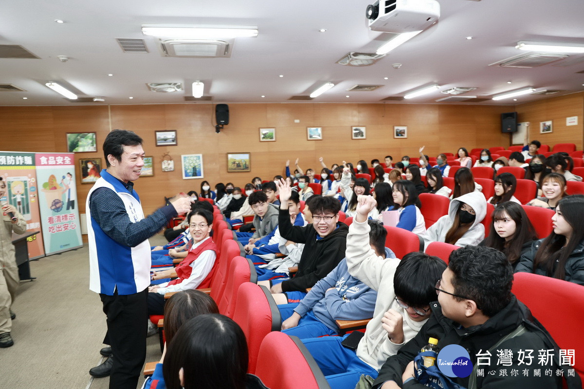 蔡明志處長主持有獎徵答，場面熱絡。（ 縣府提供）