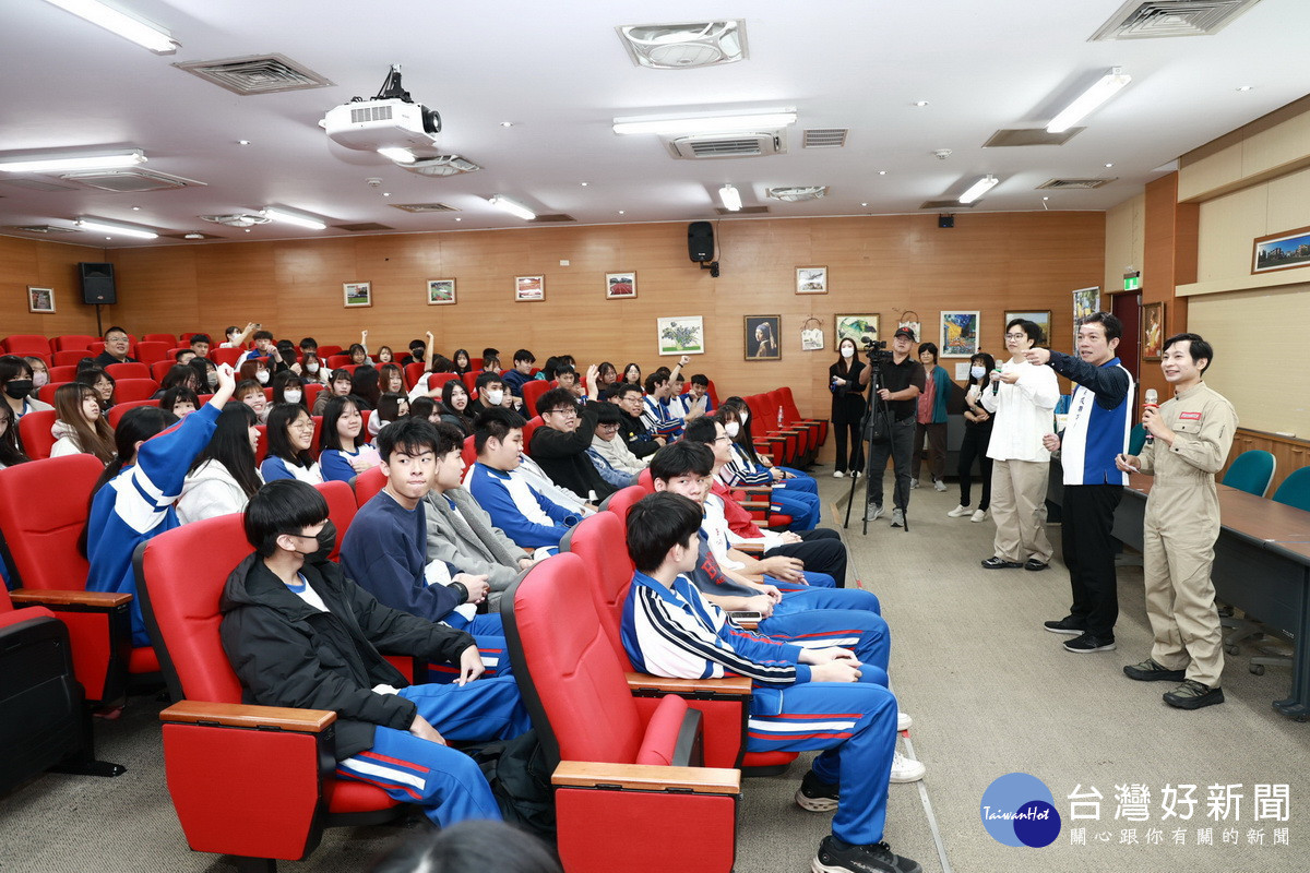 藝人參與互動更熱絡。（縣府提供）