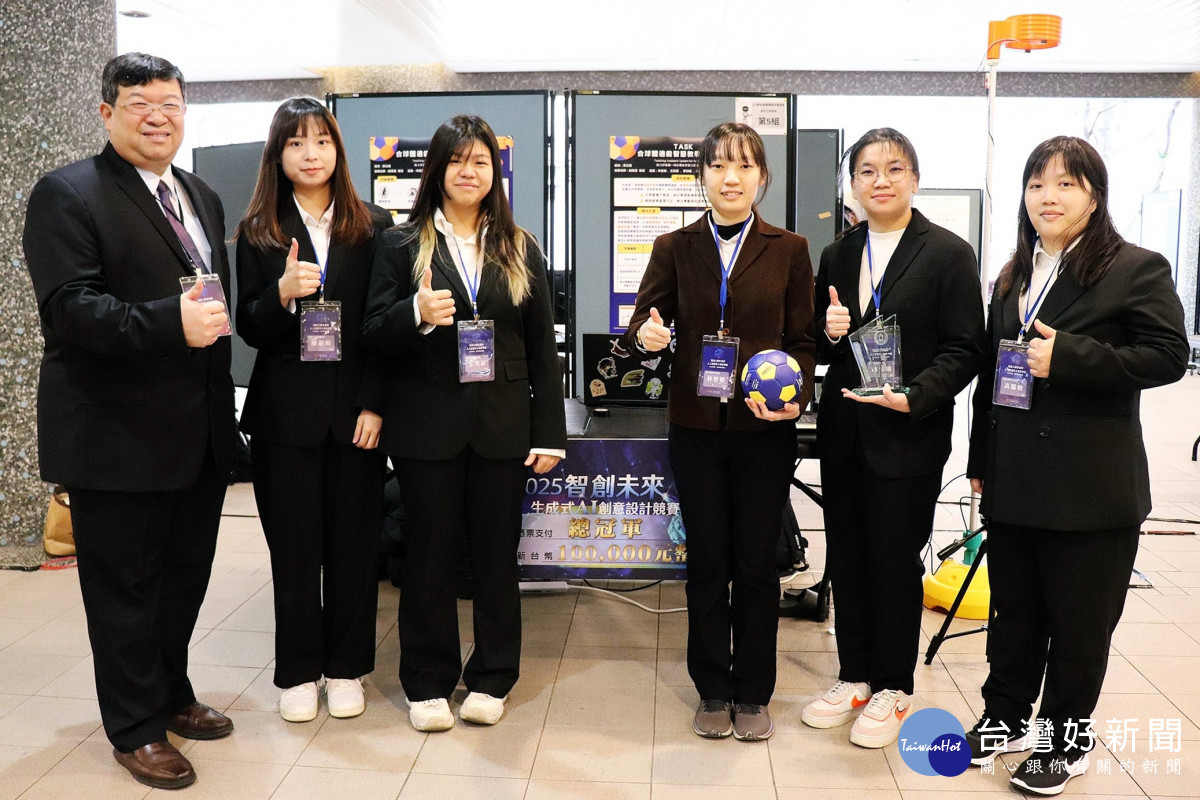 謝萬雲主任(左一)指導學生團隊打造智慧教學系統推廣合球運動