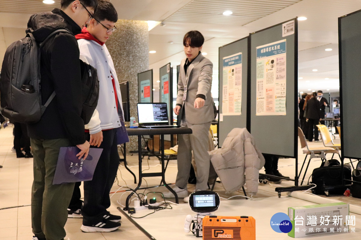 長庚大學資工、AI兩系聯合畢展，同學們仔細向評審與參觀師生介紹專題成果