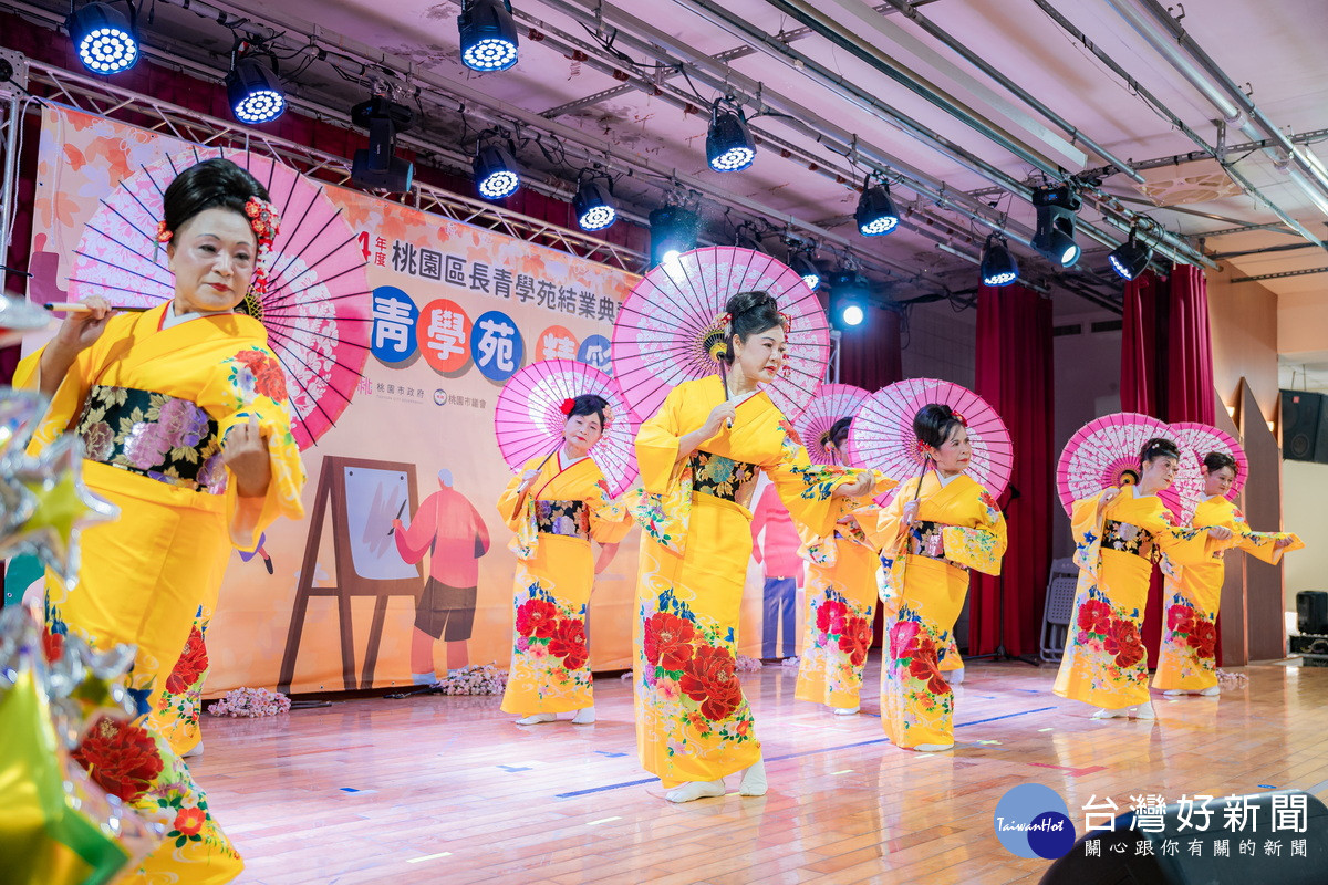 「桃園區114年長青學苑結業典禮暨成果發表會」中學員們精彩表演。<br />