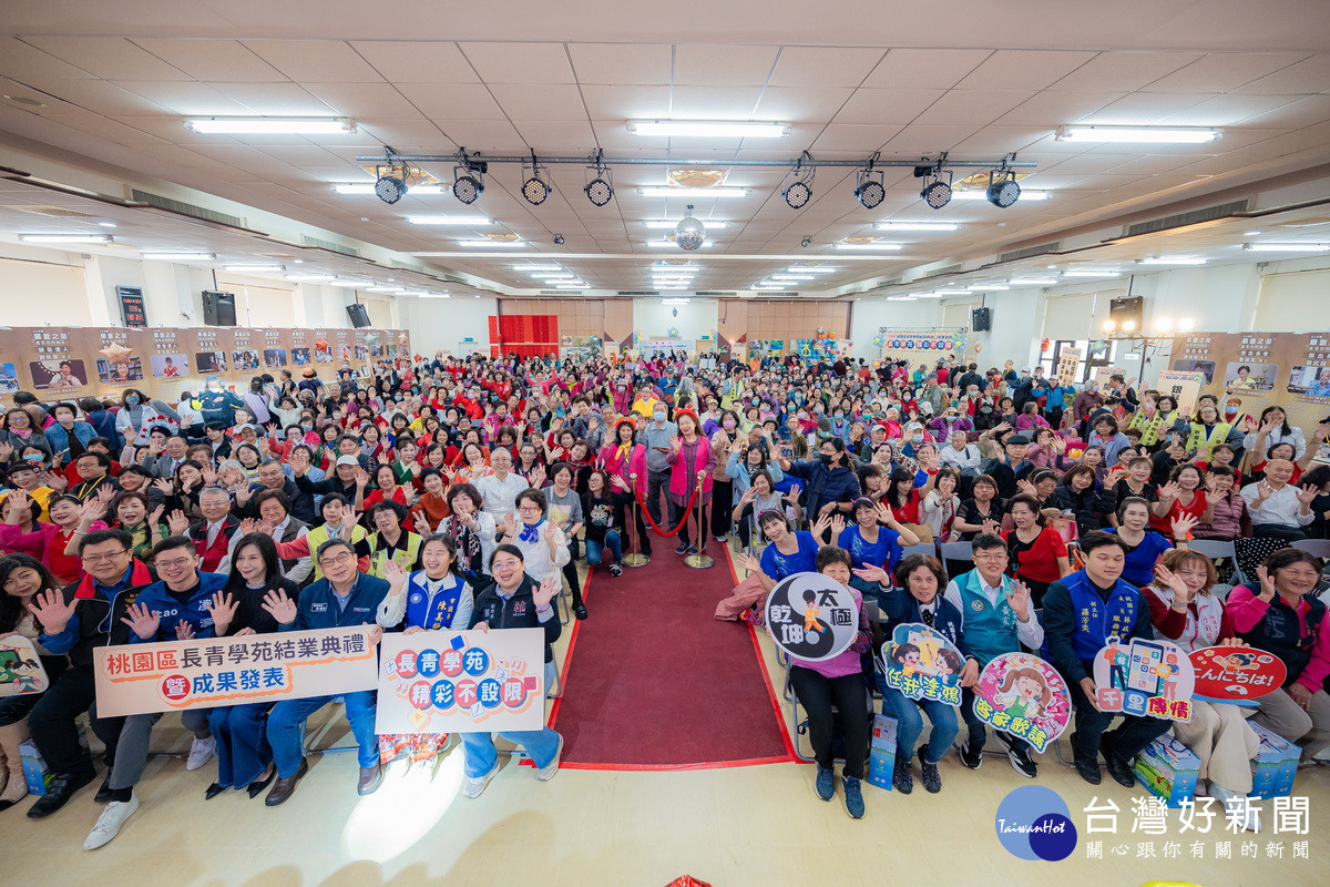 「桃園區114年長青學苑結業典禮暨成果發表會」大合照。<br />