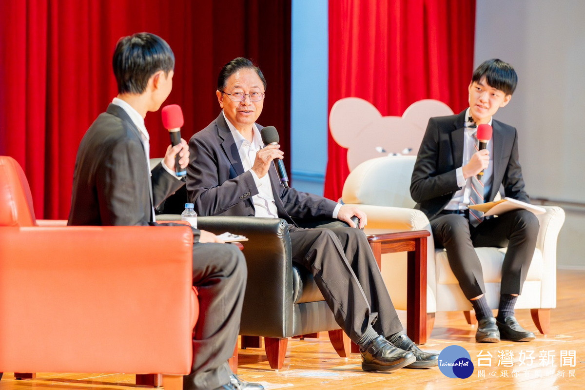 桃園市長張善政與賓及建中學弟們對談。<br />
