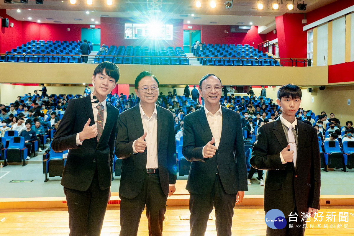 桃園市長張善政、前行政院副院長朱立倫與建中學弟合影。