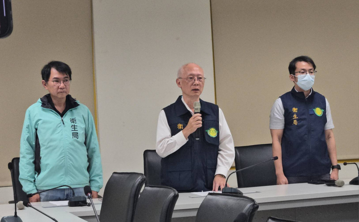 高雄市府衛生局局長黃志中（中）、副局長潘炤穎（左）、檢驗科科長林學慶（右）。（圖／高雄市府衛生局）