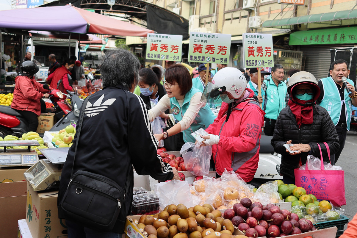 黃秀芳近日在北斗市場掃街,向縣民懇託。