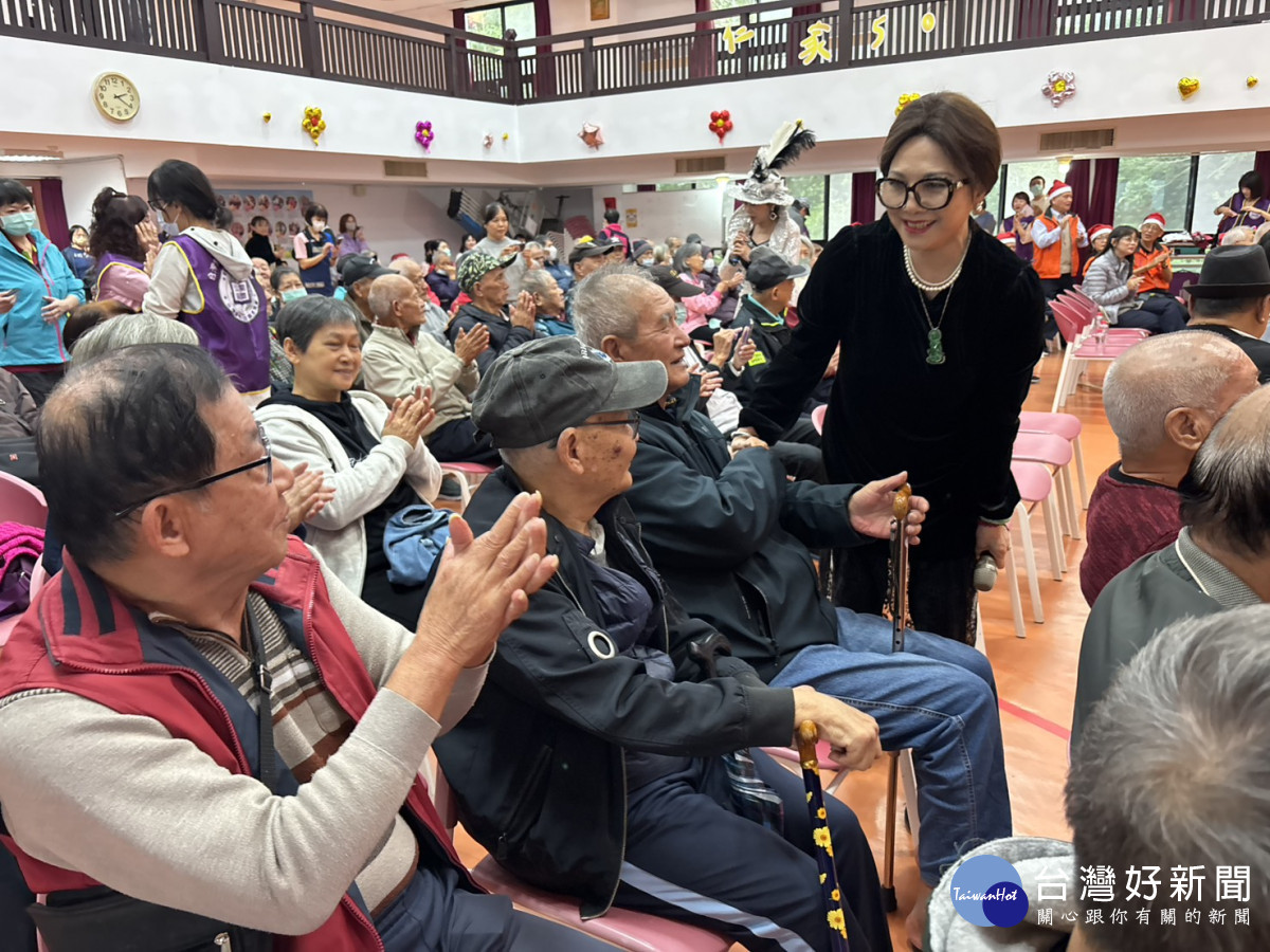 紫微公益和歸僑協會攜資深藝人獻唱　仁愛之家長輩陶醉迎耶誕