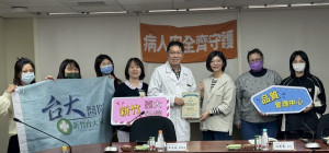 新竹臺大分院吳志成副院長（左五）與桃園怡仁醫院團隊。