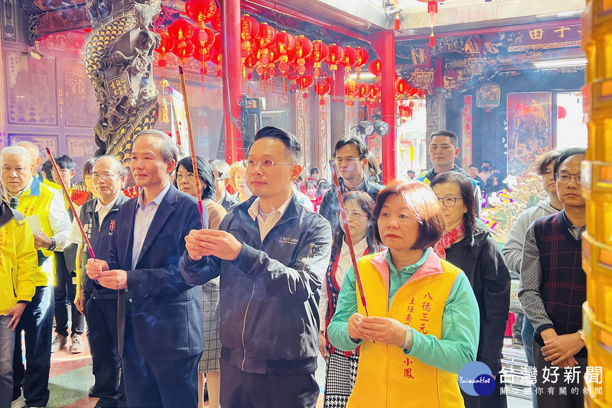 桃園市副市長蘇俊賓於「八德三元宮」上香祈福。<br />
