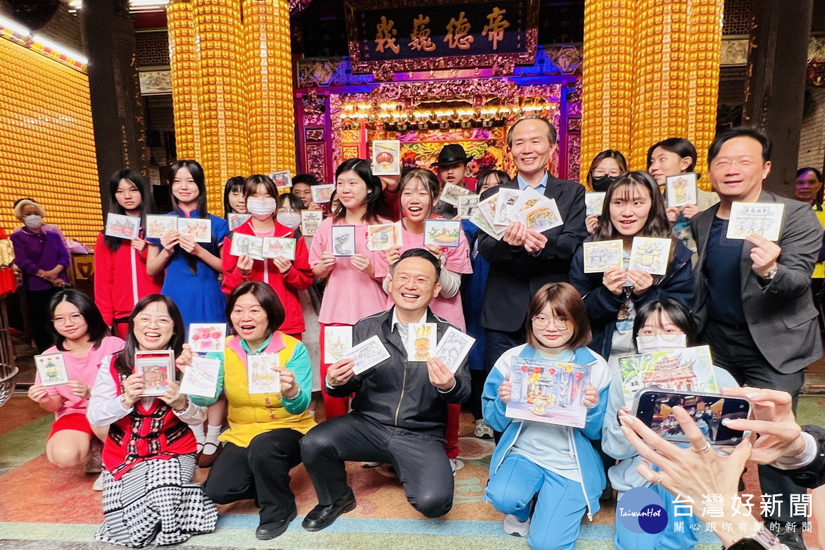 桃園市副市長蘇俊賓與小朋友們共同展示創意繪畫。<br />
