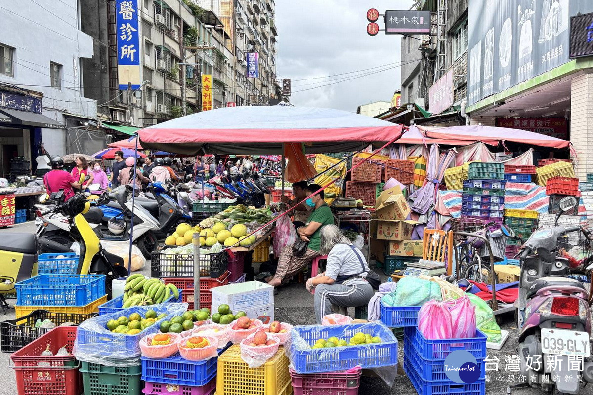 文化街遭違規攤販佔用道路擺攤，加上機車違停亂象，造成採買民眾幾乎無路可走。