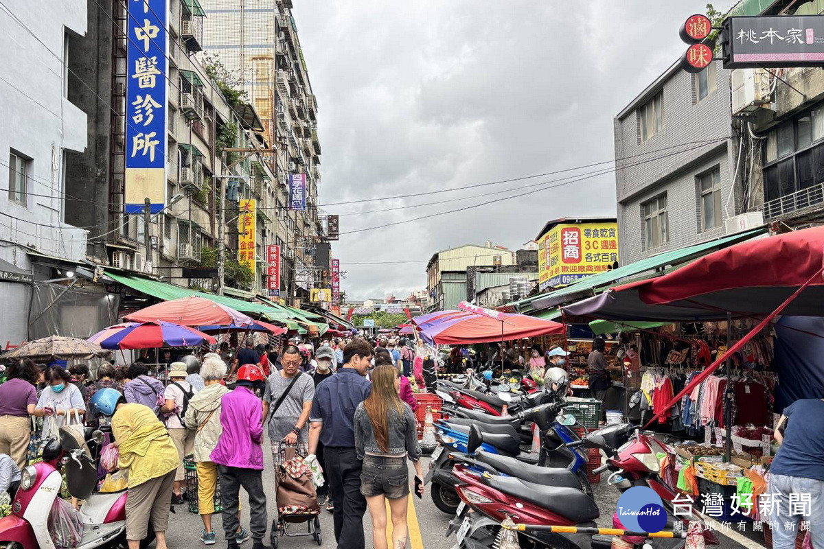 文化街遭違規攤販佔用道路擺攤，加上機車違停亂象，造成採買民眾幾乎無路可走。
