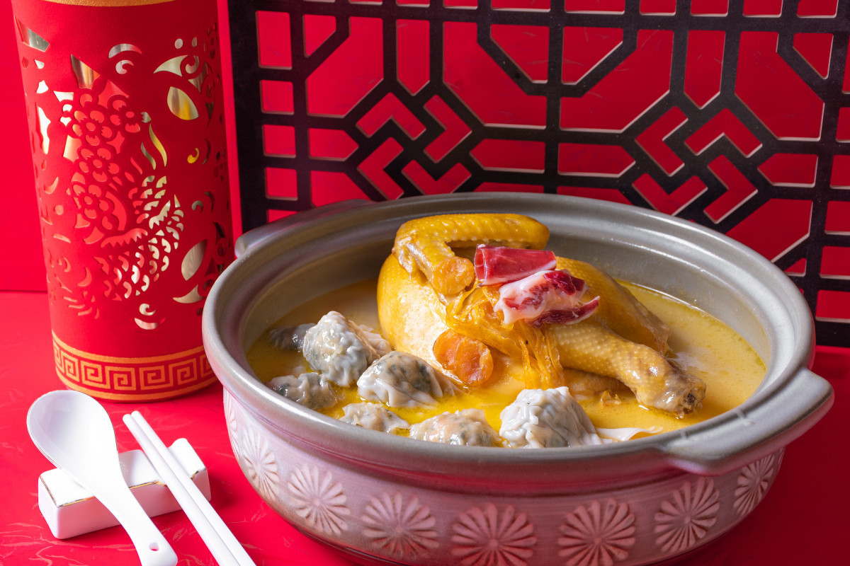 李方艾美酒店的日月雲吞濃湯雞將台中特產的麻薏裹入雲吞中，將地方食材升級為宴席年菜。圖/李方艾美