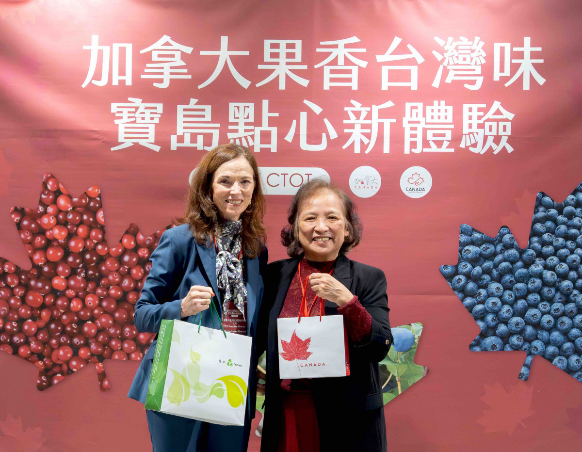 「2025加拿大果香台灣味 寶島點心新體驗」活動，里仁總經理李妙玲(右)與加拿大駐台北貿易辦事處代表何曼麗(左)互贈禮品表達謝意。
