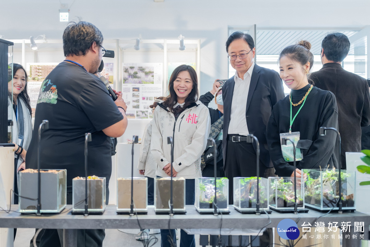 桃園市長張善政參觀「植感桃園-青年設計實驗場」。