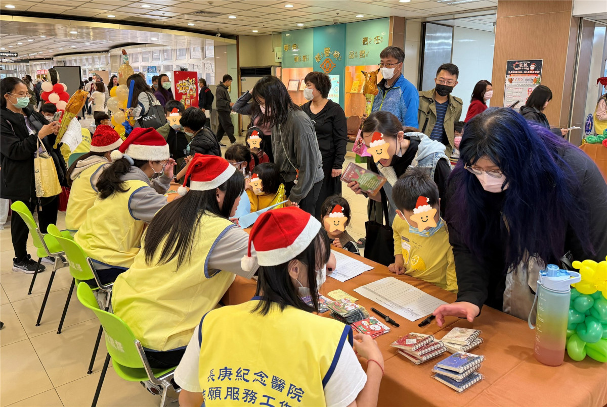 林口長庚大專志工發送聖誕節小禮物給門診及住院的孩子