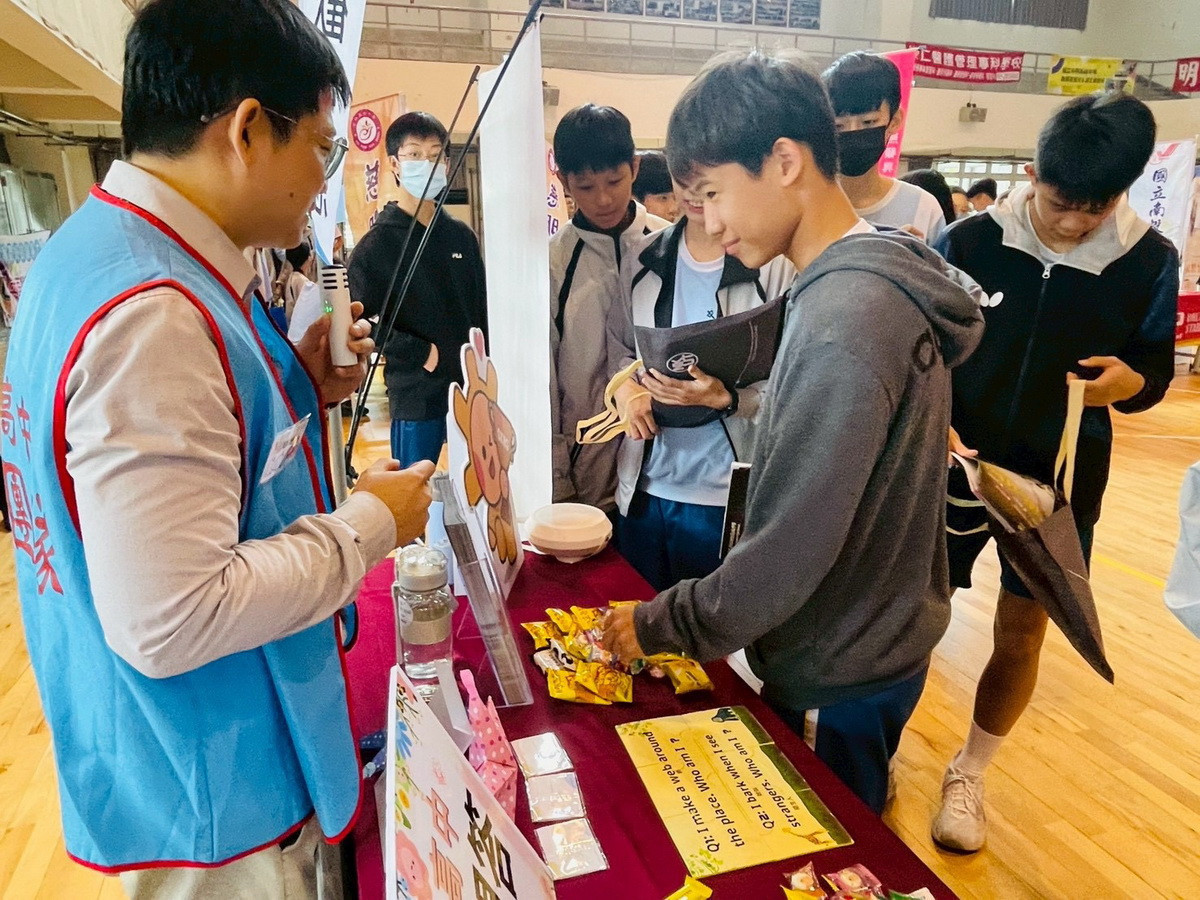同學們到各學校攤位瞭解或體驗。（中興國中提供）