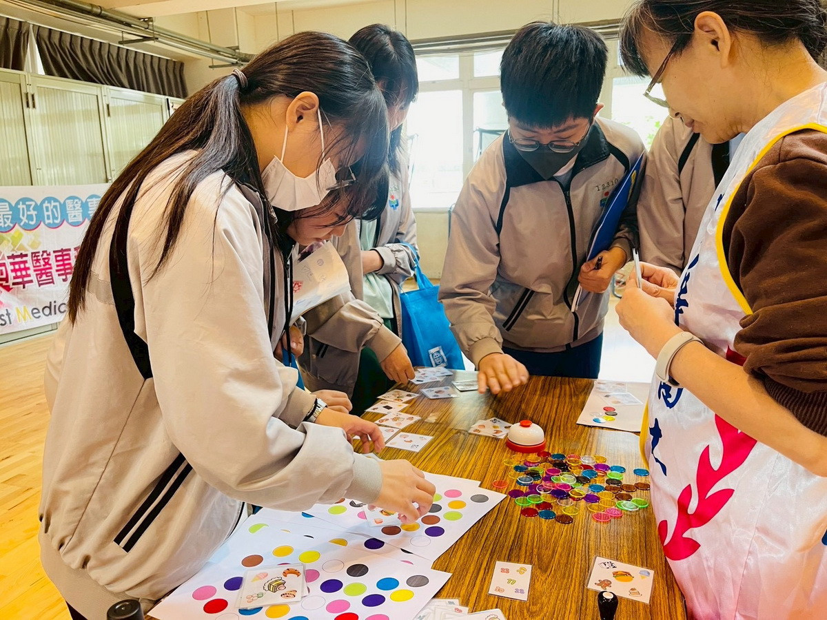 同學們到各學校攤位瞭解或體驗。（中興國中提供）