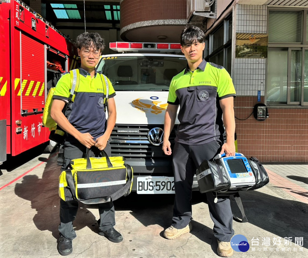 消防局三民分隊楊迦悅、蔡承佑(右1)成功將失去生命徵象患者救回。