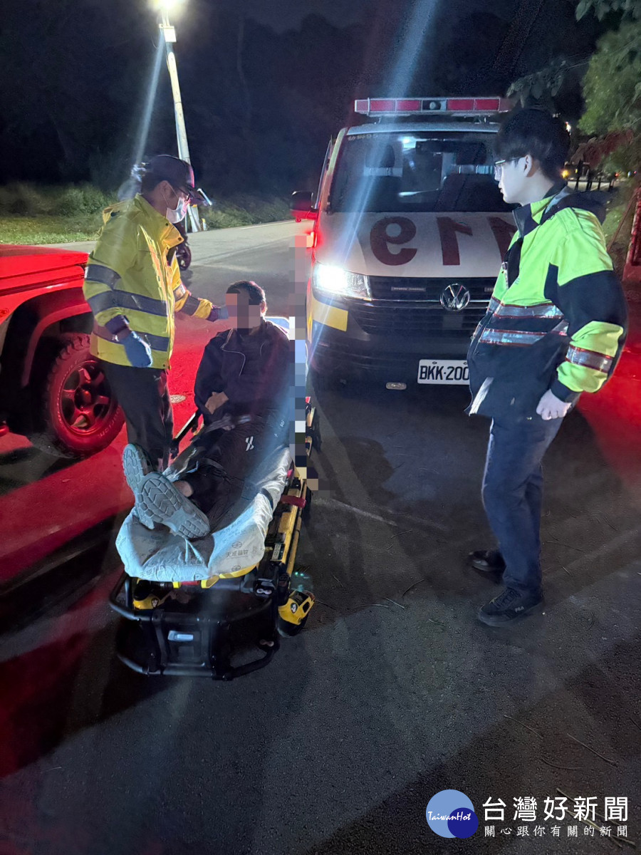 身心障男子寒夜迷途,警方趕赴現場關懷,並協助其送醫救治。