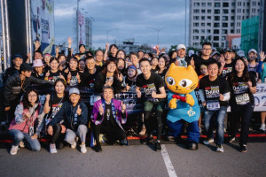 「2025竹北半城路跑」於環北路夜市鳴槍開跑。