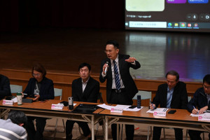 桃園市政府舉行「校園隨袋徵收政策說明會」。