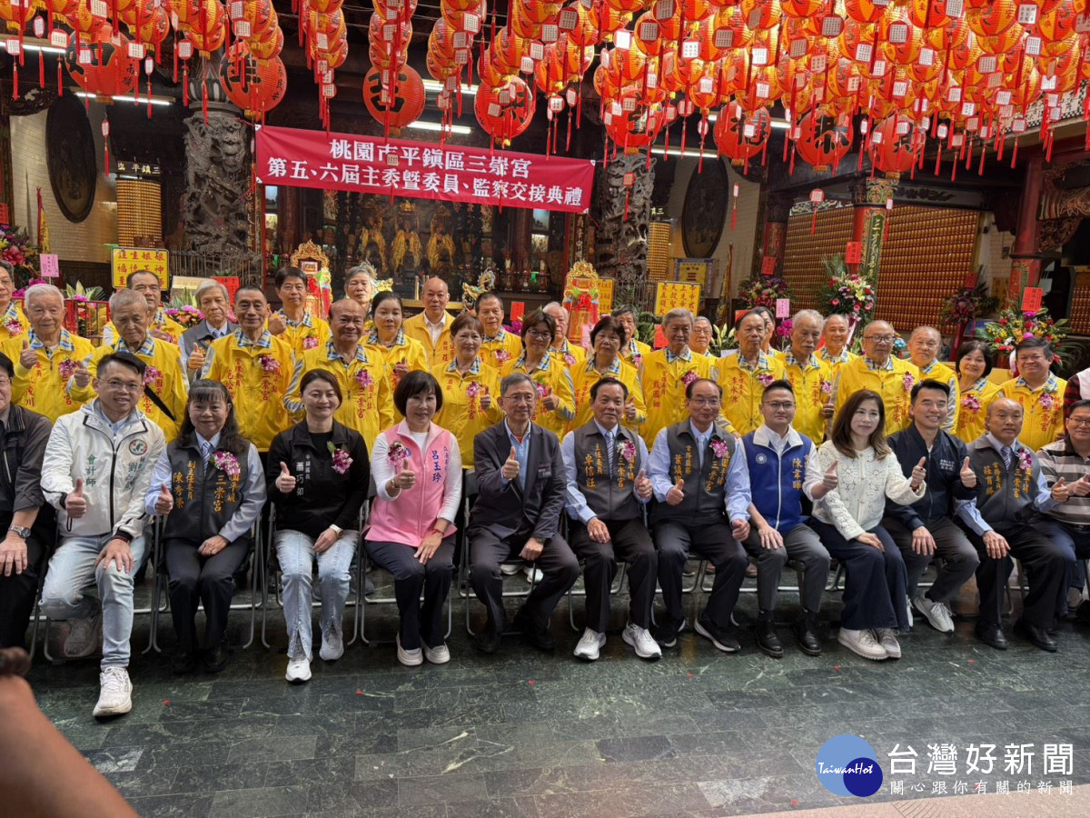 三崇宮第5、6屆主委交接典禮大合影。