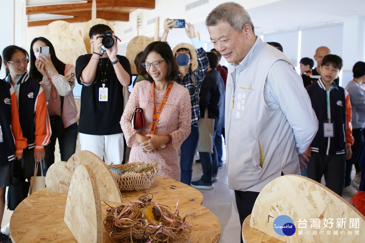嘉義市立美術館今年以「巷仔內有啥,咱來斟酌看」為主題,與5校及5位青年藝術家合作打造「微縮嘉義」/嘉義市府提供
