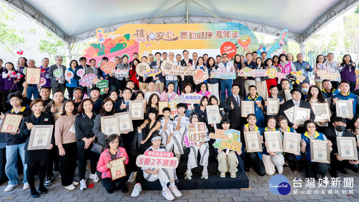 張市長與所有獲獎業者合影。