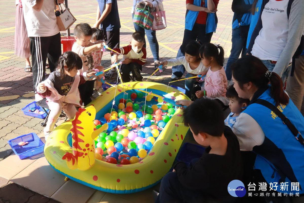 小朋友對釣魚可感興趣了圍住小水池釣不停。(記者扶小萍攝)