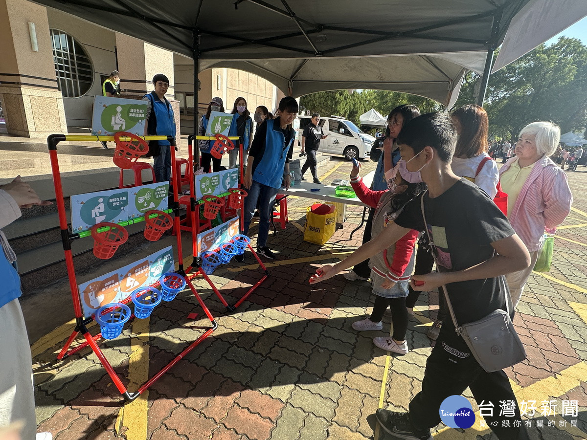 每項遊戲都吸引大小朋友排著長龍來體驗。(記者扶小萍攝)