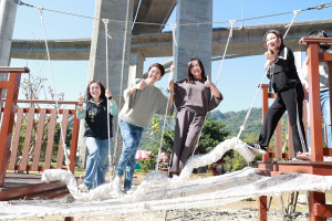 園區遊樂設施啟用，包括立委馬文君、國姓鄉長邱美玲、縣議員林芳伃體驗山訓設施。（縣府提供）