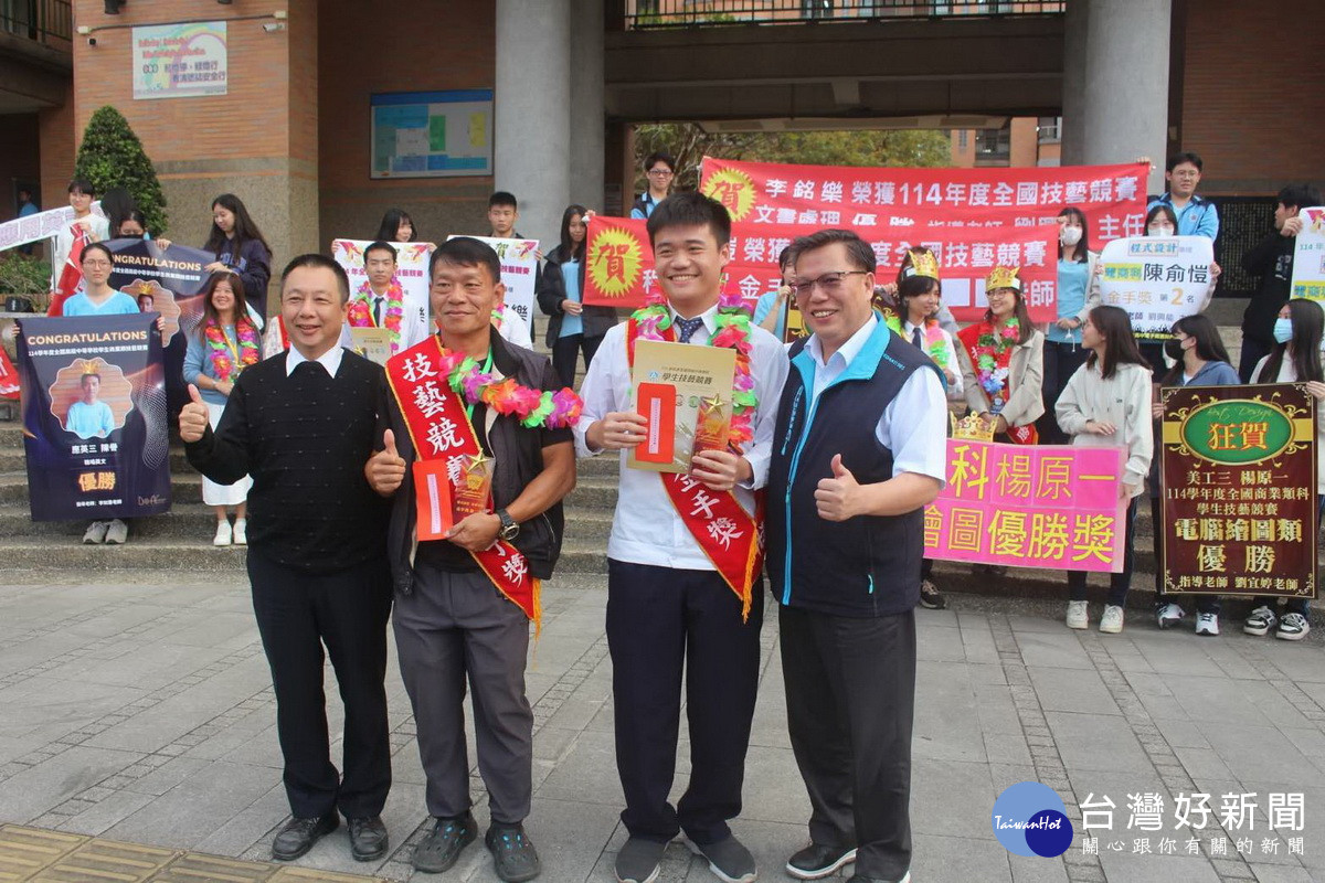 家長會長向恒達(左起)、主任劉興能、陳俞愷同學、校長廖倉祥。(南投高中提供)<br />