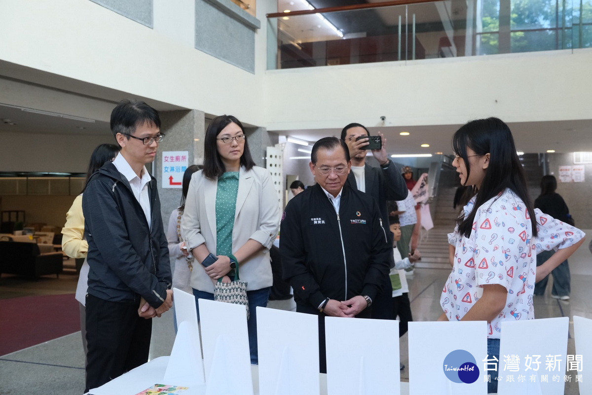 桃園市政府社會局長陳寶民參觀桃園市第六屆兒童及少年代表成果展。