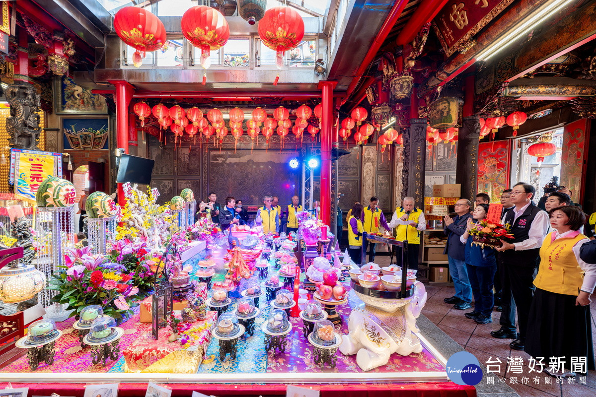 桃園市長張善政於「八德三元宮建廟253週年慶祝活動」中上香祈祝國泰民安。<br />