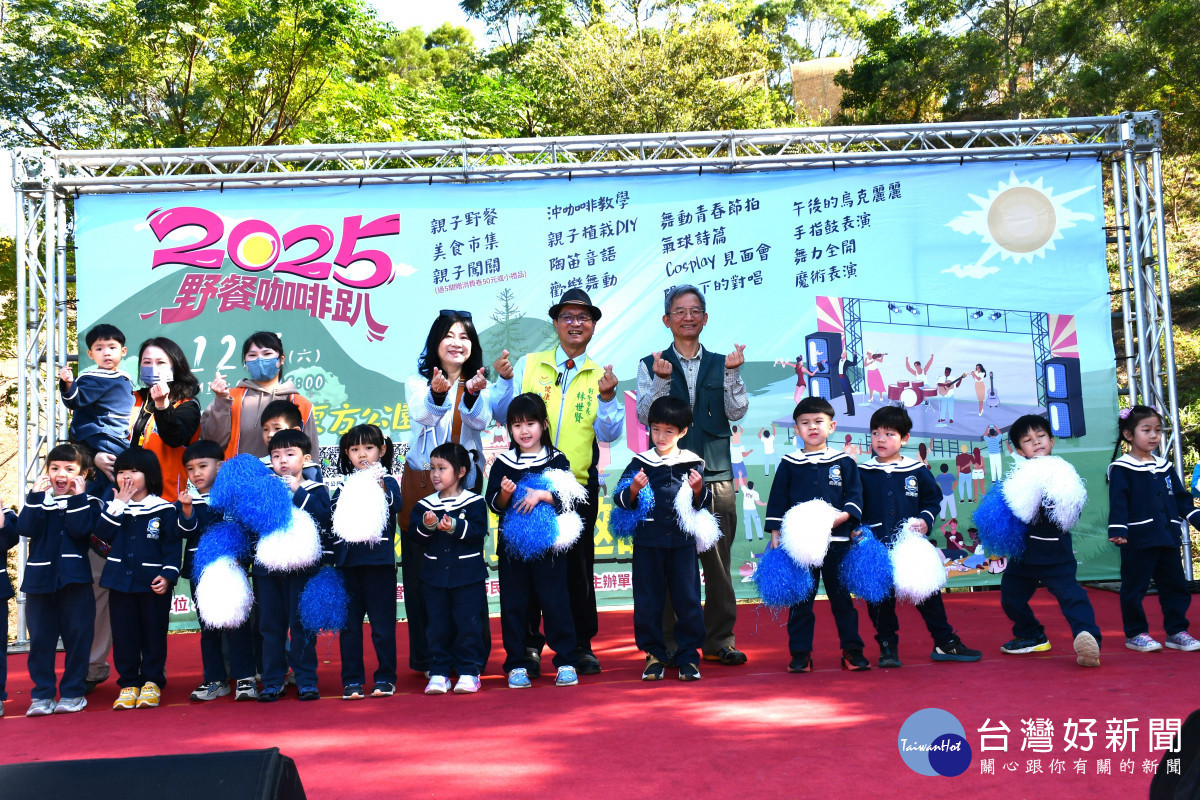 林世賢市長(後排右2)與參山國家風景管理處副處長廖錫標(後排右1)和表演的小朋友一起大合照。圖/彰化市公所提供