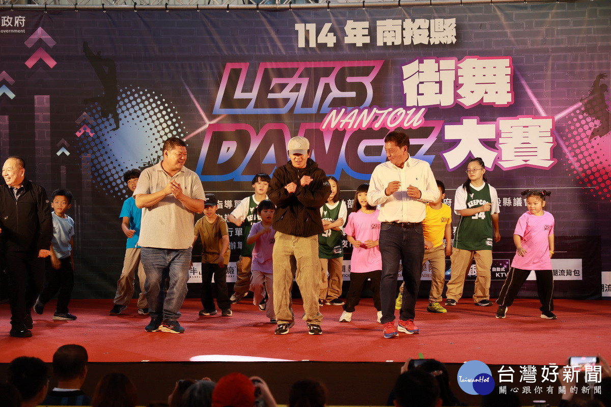 街舞委員會主委游顥(左)與簡鎮長(右)都上台秀一段。(縣府提供)