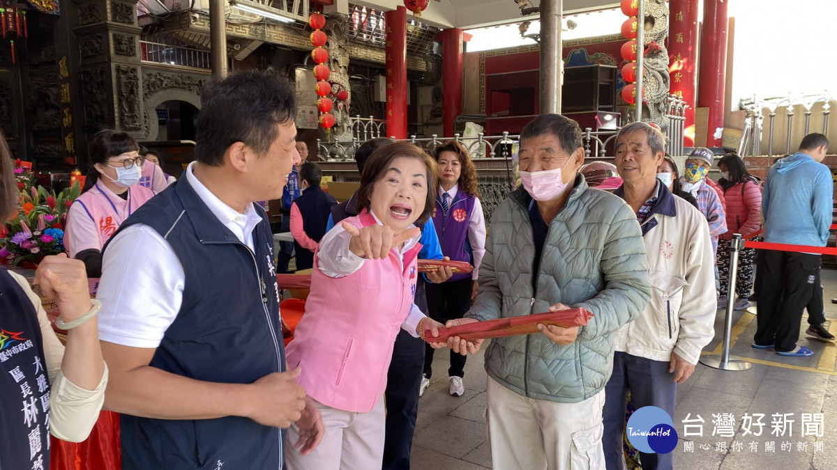 住在台中市雅潭路的易先生早上 6 點多就來排第一位。