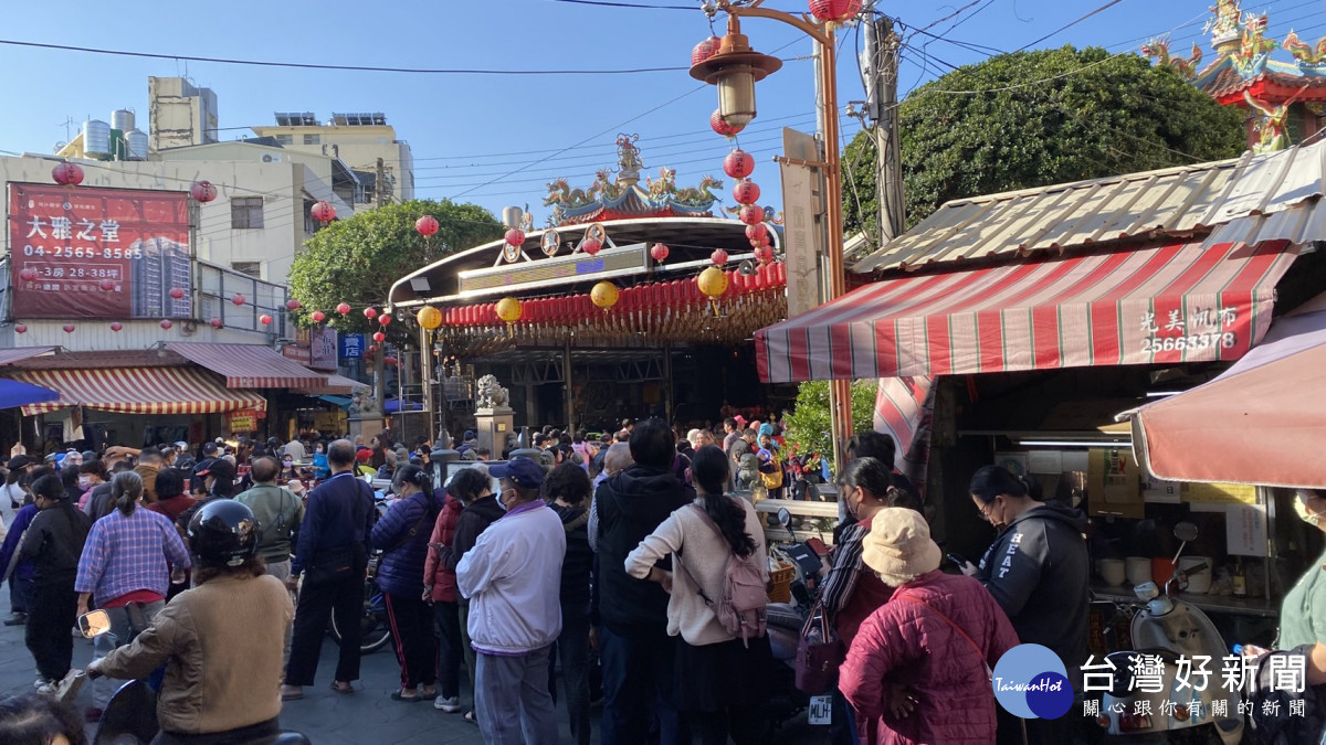 400多公尺長的排隊人龍從永興宮廟前一路延伸到巷口。