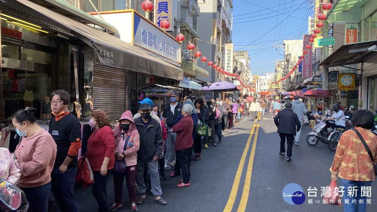 400多公尺長的排隊人龍從永興宮廟前一路延伸到巷口。