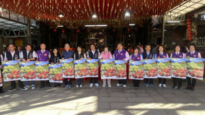 立委楊瓊瓔與台中市議員吳呈賢、吳建德及十多位里長合體發送2026年水果月曆。